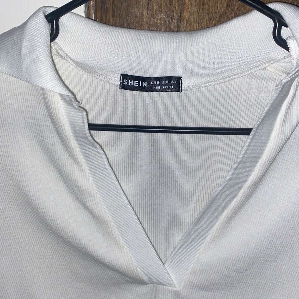 Deep V collared crop top - Picture 2 of 3